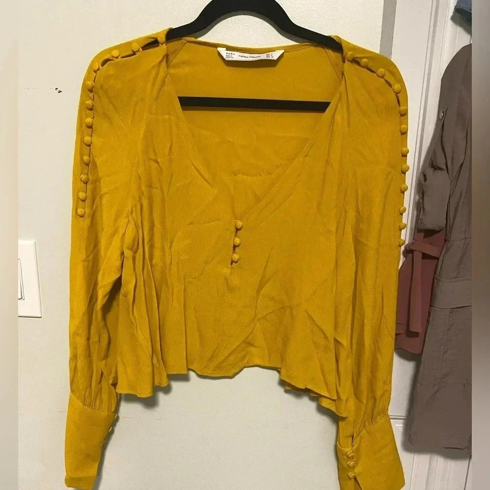 💚 Zara Trafaluc - yellow long sleeve crop style top - small